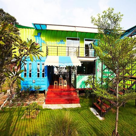 Wh Hostel Bangkok Exterior photo